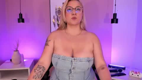Snapshot of hollie_joliie chatting on 09-22-25, 12:07 Hollie online show from 09-22-25, 12:07