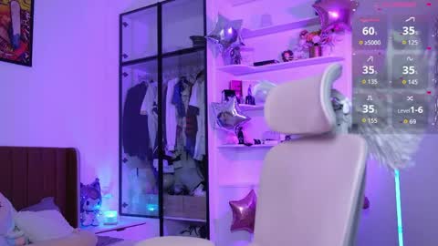 Snapshot of holliwould_ chatting on 05-27-26, 12:24 Holli online show from 05-27-26, 12:24