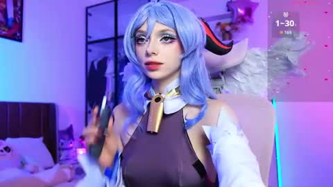 Snapshot of holliwould_ chatting on 06-27-26, 01:17 Holli online show from 06-27-26, 01:17