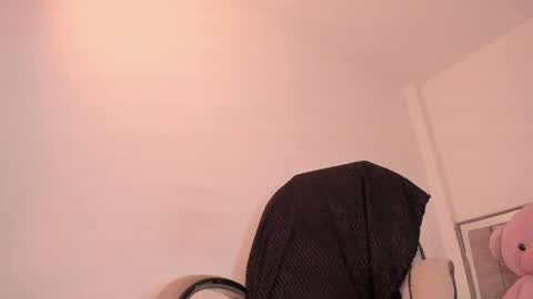 holly_16 online show from 05-09-26, 10:48