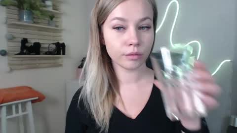 Snapshot of holly_bb95 chatting on 12-06-24, 01:51 Holly online show from 12-06-24, 01:51