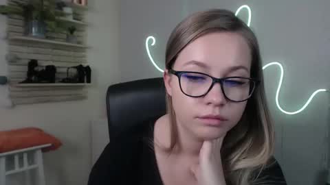 Snapshot of holly_bb95 chatting on 12-06-24, 08:05 Holly online show from 12-06-24, 08:05