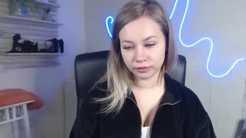 Snapshot of holly_bb95 chatting on 12-16-24, 07:04 Holly online show from 12-16-24, 07:04