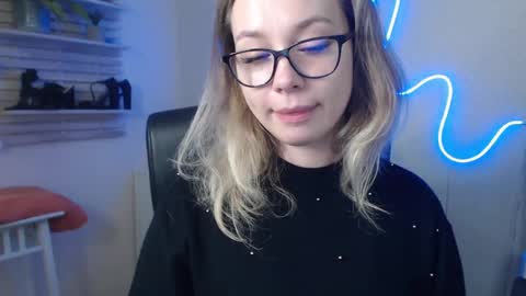 Snapshot of holly_bb95 chatting on 12-18-24, 10:51 Holly online show from 12-18-24, 10:51