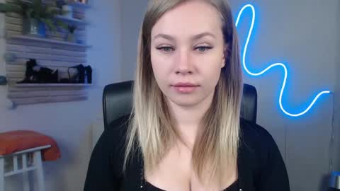 Snapshot of holly_bb95 chatting on 12-23-24, 06:44 Holly online show from 12-23-24, 06:44