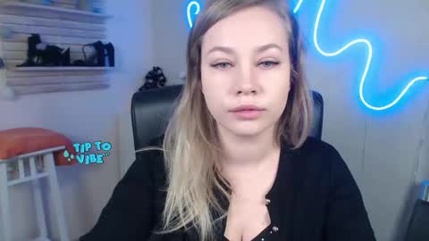 Snapshot of holly_bb95 chatting on 12-30-24, 06:31 Holly online show from 12-30-24, 06:31