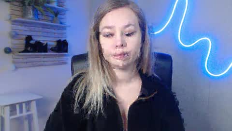 Snapshot of holly_bb95 chatting on 01-08-25, 04:23 Holly online show from 01-08-25, 04:23