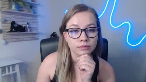 Snapshot of holly_bb95 chatting on 01-09-25, 06:27 Holly online show from 01-09-25, 06:27