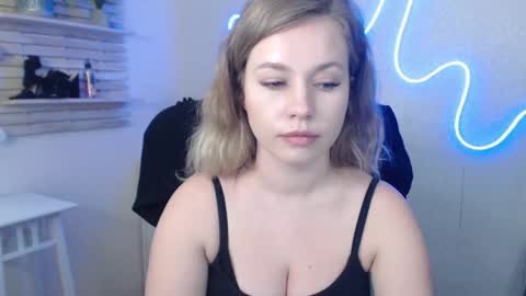 Snapshot of holly_bb95 chatting on 01-14-25, 09:35 Holly online show from 01-14-25, 09:35