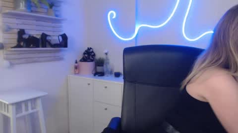 Snapshot of holly_bb95 chatting on 01-16-25, 09:37 Holly online show from 01-16-25, 09:37