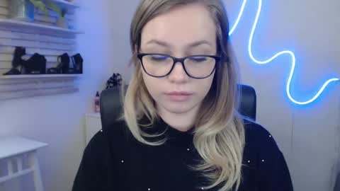 Snapshot of holly_bb95 chatting on 01-22-25, 09:35 Holly online show from 01-22-25, 09:35