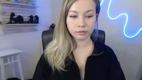 Snapshot of holly_bb95 chatting on 01-24-25, 04:37 Holly online show from 01-24-25, 04:37