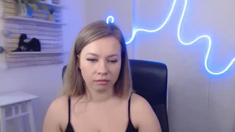 Snapshot of holly_bb95 chatting on 01-24-25, 07:41 Holly online show from 01-24-25, 07:41