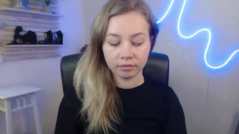 Snapshot of holly_bb95 chatting on 01-28-25, 10:56 Holly online show from 01-28-25, 10:56