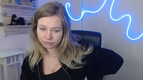 Snapshot of holly_bb95 chatting on 02-05-25, 06:13 Holly online show from 02-05-25, 06:13