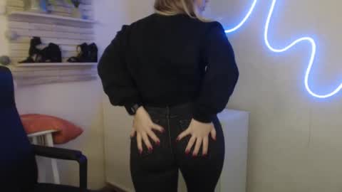 Snapshot of holly_bb95 chatting on 02-06-25, 05:14 Holly online show from 02-06-25, 05:14