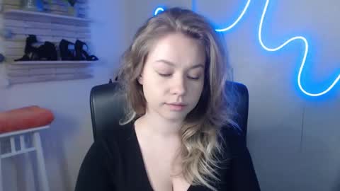 Snapshot of holly_bb95 chatting on 02-18-25, 08:05 Holly online show from 02-18-25, 08:05