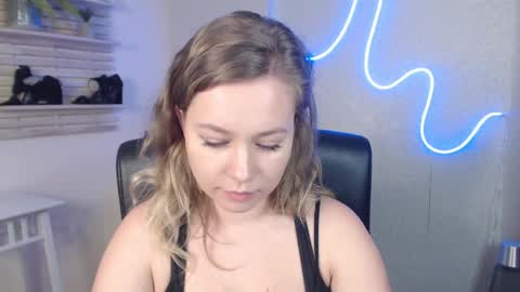 Snapshot of holly_bb95 chatting on 03-05-25, 04:24 Holly online show from 03-05-25, 04:24