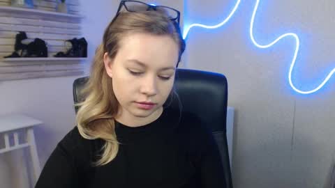 Snapshot of holly_bb95 chatting on 03-07-25, 01:09 Holly online show from 03-07-25, 01:09