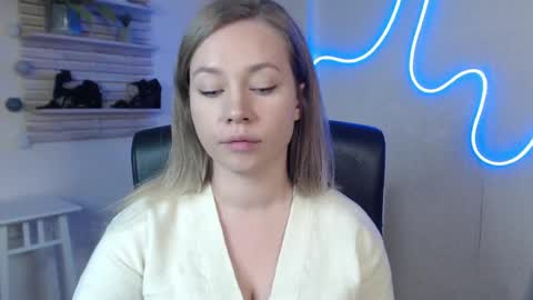 Snapshot of holly_bb95 chatting on 03-12-25, 03:24 Holly online show from 03-12-25, 03:24