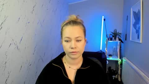 Snapshot of holly_bb95 chatting on 10-01-25, 05:19 Holly online show from 10-01-25, 05:19