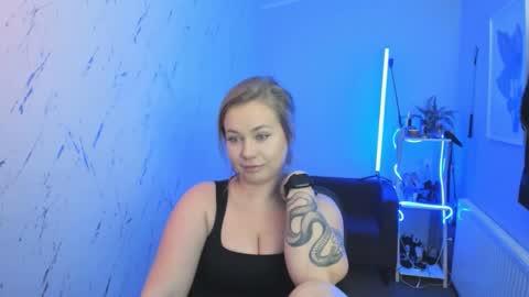 Snapshot of holly_bb95 chatting on 10-13-25, 05:02 Holly online show from 10-13-25, 05:02