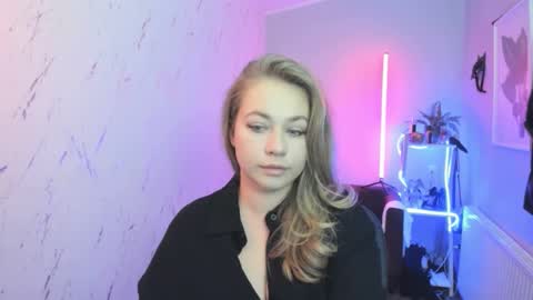 Snapshot of holly_bb95 chatting on 10-17-25, 06:54 Holly online show from 10-17-25, 06:54