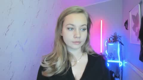 Snapshot of holly_bb95 chatting on 10-21-25, 06:19 Holly online show from 10-21-25, 06:19