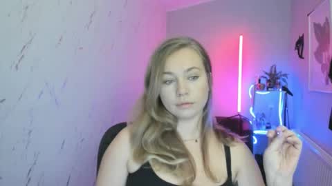 Snapshot of holly_bb95 chatting on 10-22-25, 06:40 Holly online show from 10-22-25, 06:40