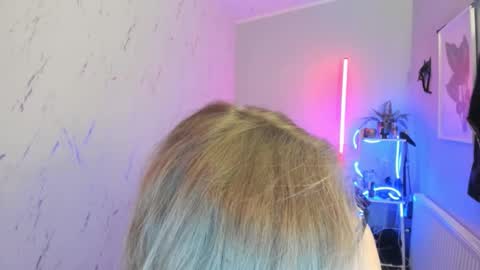 Snapshot of holly_bb95 chatting on 10-28-25, 06:32 Holly online show from 10-28-25, 06:32