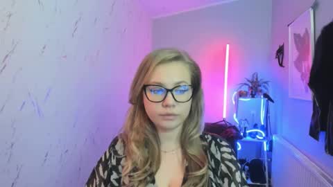 Snapshot of holly_bb95 chatting on 10-29-25, 06:53 Holly online show from 10-29-25, 06:53