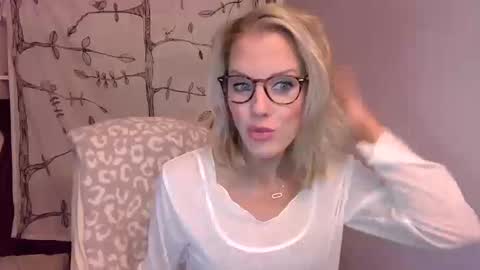 Snapshot of holly_bourbon chatting on 10-10-25, 11:48 holly_bourbon online show from 10-10-25, 11:48