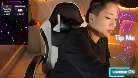 Holly  online show from 11-20-25, 01:11