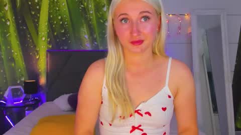 HollyTaillor online show from 10-15-25, 08:14