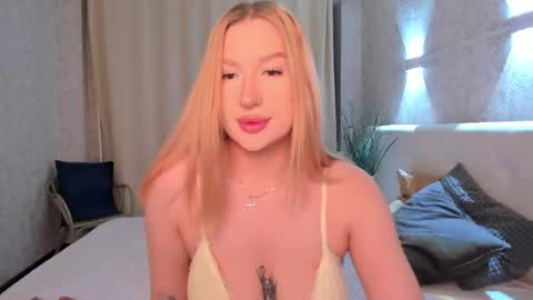 Snapshot of hollyylee chatting on 02-14-26, 01:02 Emma online show from 02-14-26, 01:02