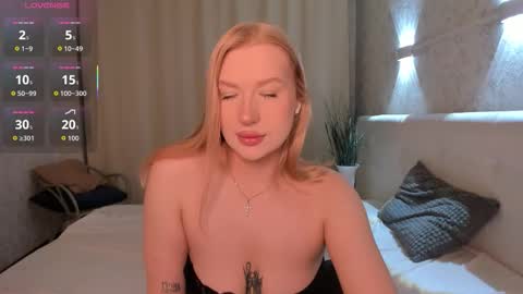 Snapshot of hollyylee chatting on 02-24-26, 01:03 Emma online show from 02-24-26, 01:03