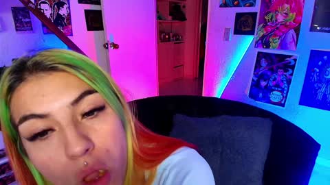 Snapshot of holyeva chatting on 02-05-25, 11:06 online show from 02-05-25, 11:06