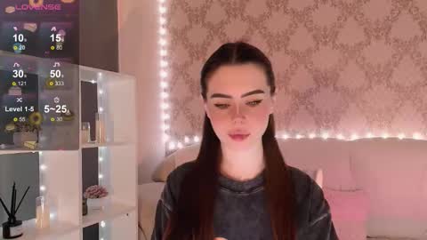 Mia online show from 11-28-25, 03:31