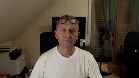 Snapshot of hondowill chatting on 10-31-25, 11:39 Bernd online show from 10-31-25, 11:39