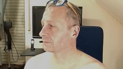 Snapshot of hondowill chatting on 11-06-25, 06:09 Bernd online show from 11-06-25, 06:09