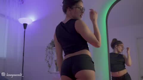 honeeeey_ online show from 09-15-25, 10:32