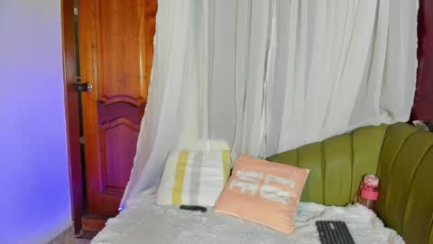 Snapshot of honey__monroe chatting on 04-27-26, 12:30 honey monroe online show from 04-27-26, 12:30