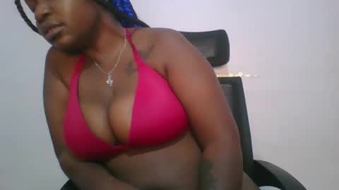 Snapshot of honey_beb chatting on 10-15-25, 05:18 honey_beb online show from 10-15-25, 05:18