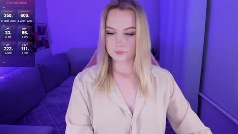 Snapshot of honey_blondee chatting on 09-21-25, 09:16 Tammy online show from 09-21-25, 09:16