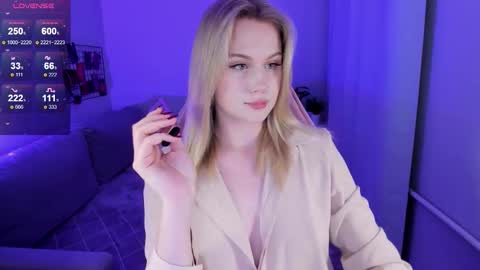 Snapshot of honey_blondee chatting on 09-25-25, 11:19 Tammy online show from 09-25-25, 11:19