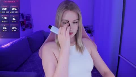 Snapshot of honey_blondee chatting on 10-25-25, 09:20 Tammy online show from 10-25-25, 09:20