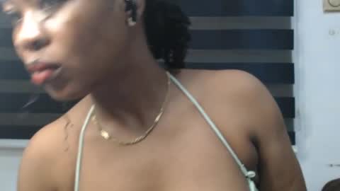 Snapshot of honey_dollxx chatting on 05-27-26, 06:32 Flora online show from 05-27-26, 06:32