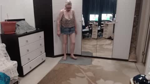 Snapshot of honey_lady_ chatting on 10-25-25, 08:55 Honey Lady online show from 10-25-25, 08:55