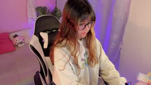 Snapshot of honey_m0on chatting on 04-28-26, 06:57 Milenka online show from 04-28-26, 06:57