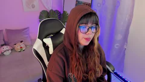 Snapshot of honey_m0on chatting on 05-08-26, 07:08 Milenka online show from 05-08-26, 07:08